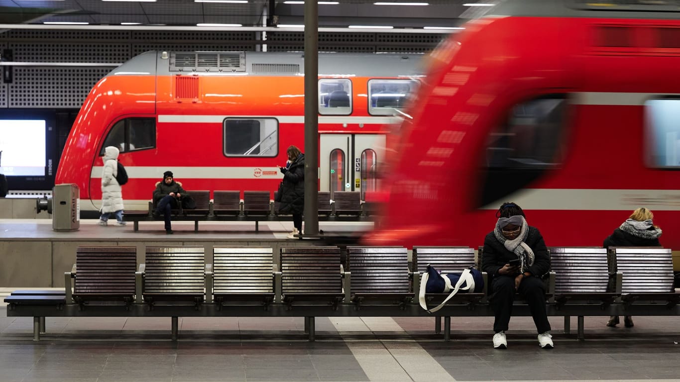 Reisende warten in einem Bahnhof (Symbolfoto): In Niedersachsen und Bremen fallen zahlreiche Züge aus.