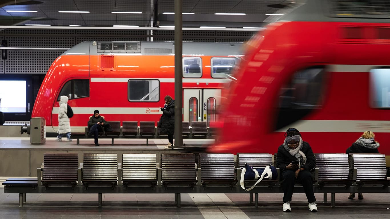 Reisende warten in einem Bahnhof (Symbolfoto): In Niedersachsen und Bremen fallen zahlreiche Züge aus.