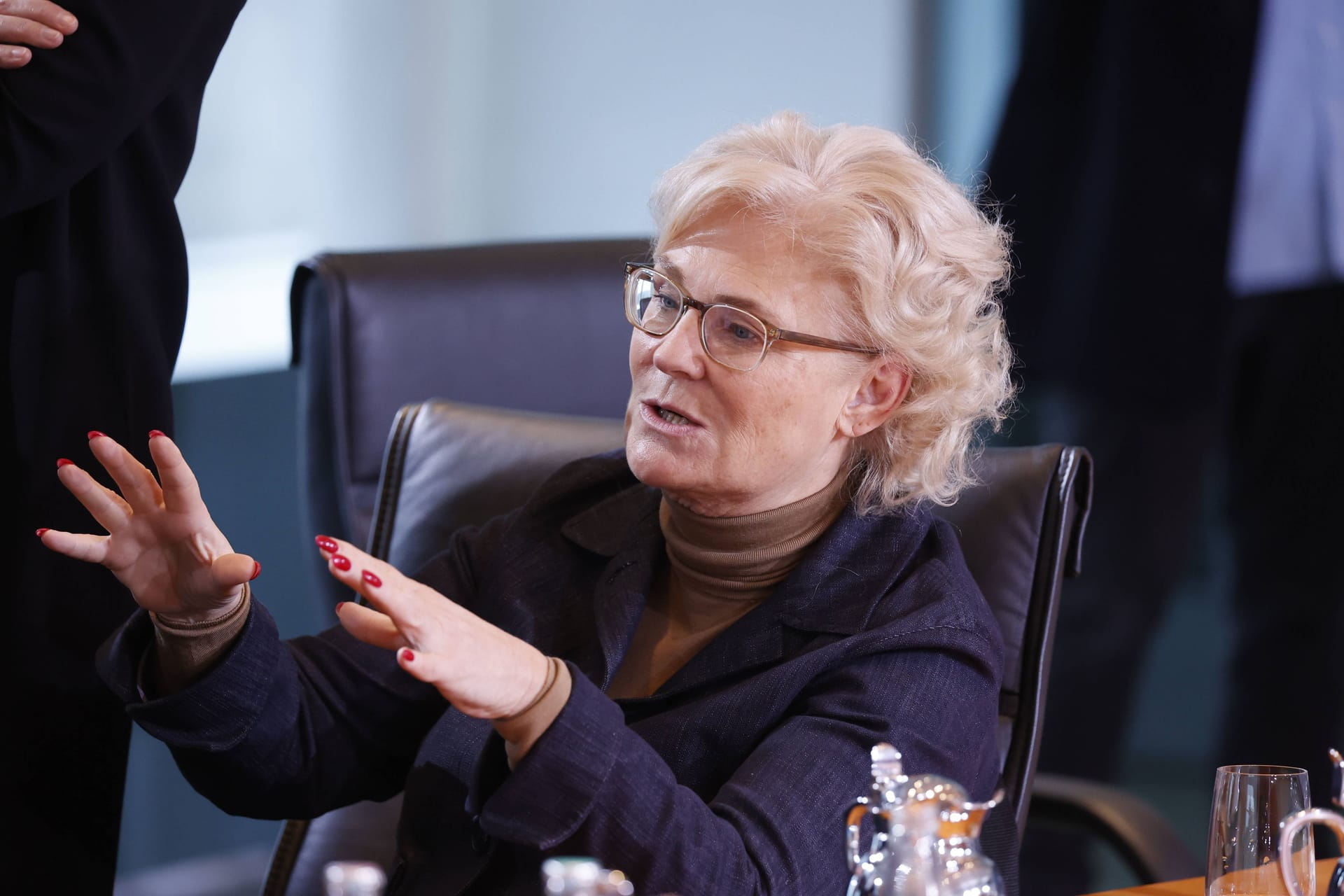 Christine Lambrecht (SPD), ehemalige Bundesverteidigungsministerin: Zwei Mitarbeiter der früheren Ministerin sollen noch Geld bekommen, ohne dafür zu arbeiten.