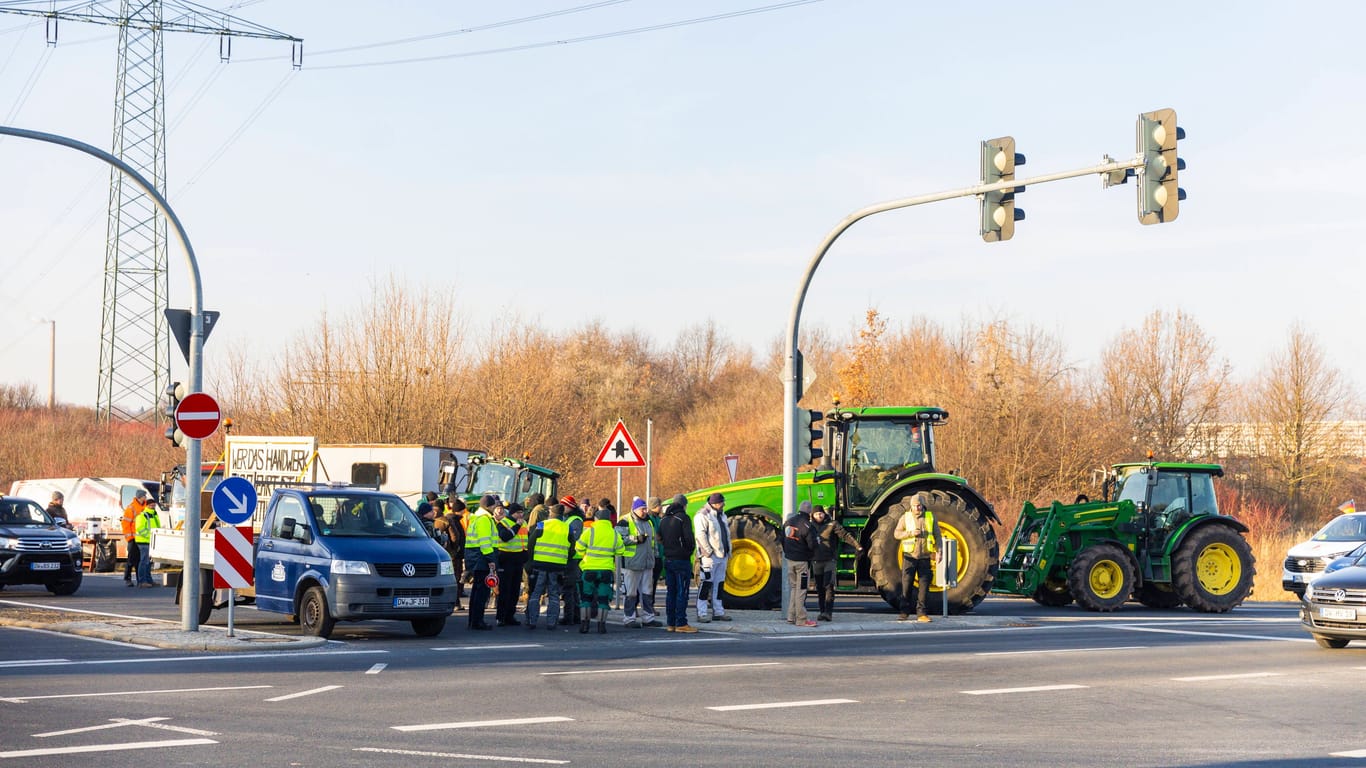 Bauernprotest Mit LKWs und Traktoren blockieren Bauern die Autobahnauffahrt Dresden Südvorstadt. Dresden Sachsen