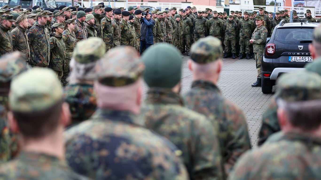 Sangerhausen: Soldaten der Bundeswehr treten vor ihrem Einsatz zu einer Einweisung an.