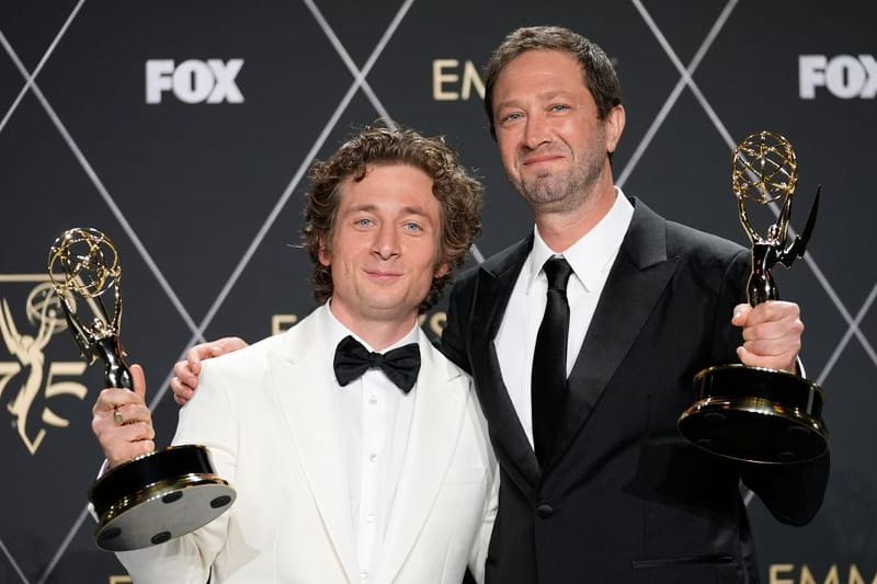 Die Schauspieler Jeremy Allen White (l.) und Ebon Moss-Bachrach.