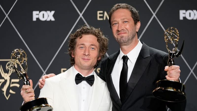 Die Schauspieler Jeremy Allen White (l.) und Ebon Moss-Bachrach.