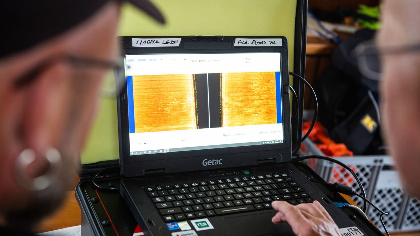 Techniker und Umweltschützer von Greenpeace untersuchen die Ergebnisse eines Sonar-Scans. Für ihre Arbeiten analysierten sie rund drei Wochen den Meeresboden vor Borkum.
