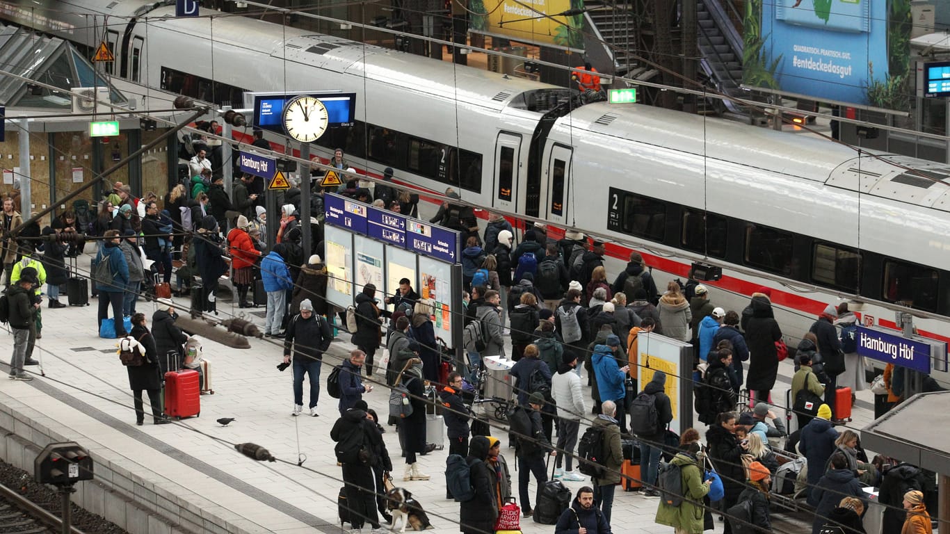 Bahnreisende tummeln sich auf einem Bahnsteig (Symbolbild): Die Bahn hat eine dreistellige Millionensumme an Reisende ausgezahlt.