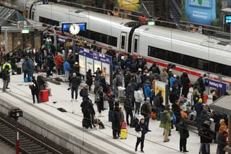 Bahnreisende tummeln sich auf einem Bahnsteig (Symbolbild): Die Bahn hat eine dreistellige Millionensumme an Reisende ausgezahlt.