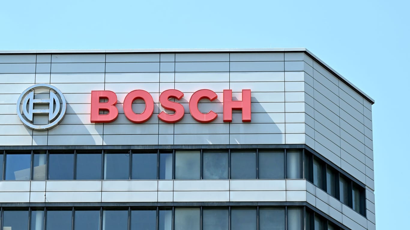 Das Logo des Industriekonzerns Bosch an der Hauptverwaltung:. Der Autozulieferer plant einen weiteren Abbau von Stellen – diesmal in der Steuergeräte-Sparte.