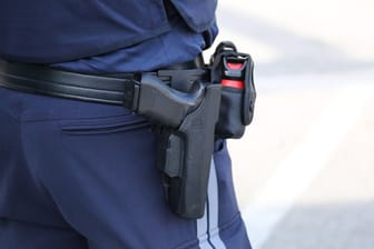 Österreichischer Polizist mit Pistole (Symbolbild): Der Deutsche soll mit einer Machete angegriffen haben.