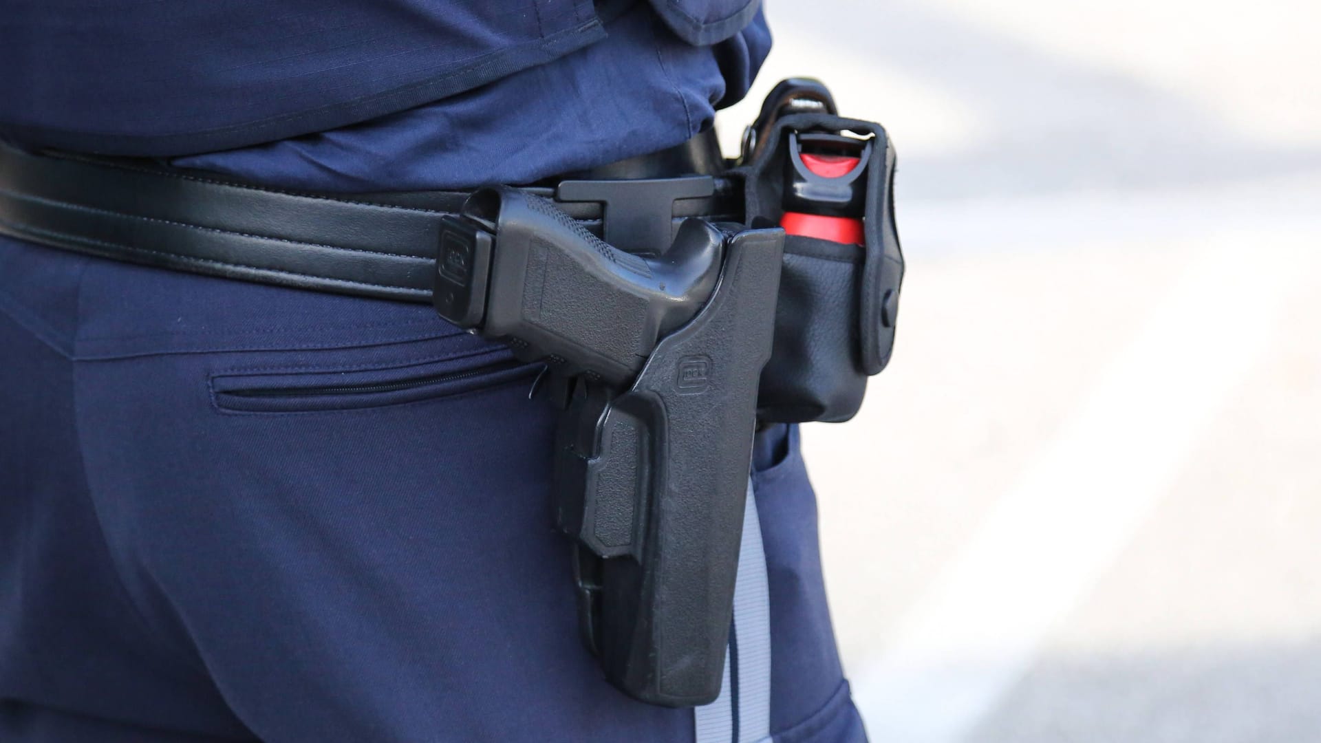 Österreichischer Polizist mit Pistole (Symbolbild): Der Deutsche soll mit einer Machete angegriffen haben.