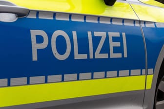 Melle, Deutschland 15. Maerz 2021: Ein Einsatzfahrzeug der Polizei Schriftzug. Landkreis Osnabrück Niedersachsen