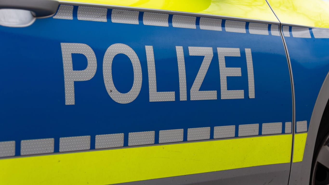 Melle, Deutschland 15. Maerz 2021: Ein Einsatzfahrzeug der Polizei Schriftzug. Landkreis Osnabrück Niedersachsen