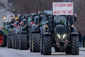Traktoren blockieren eine Straße: Nach den großflächigen Protesten am Montag setzen die Bauern ihre Aktionen im Norden fort.