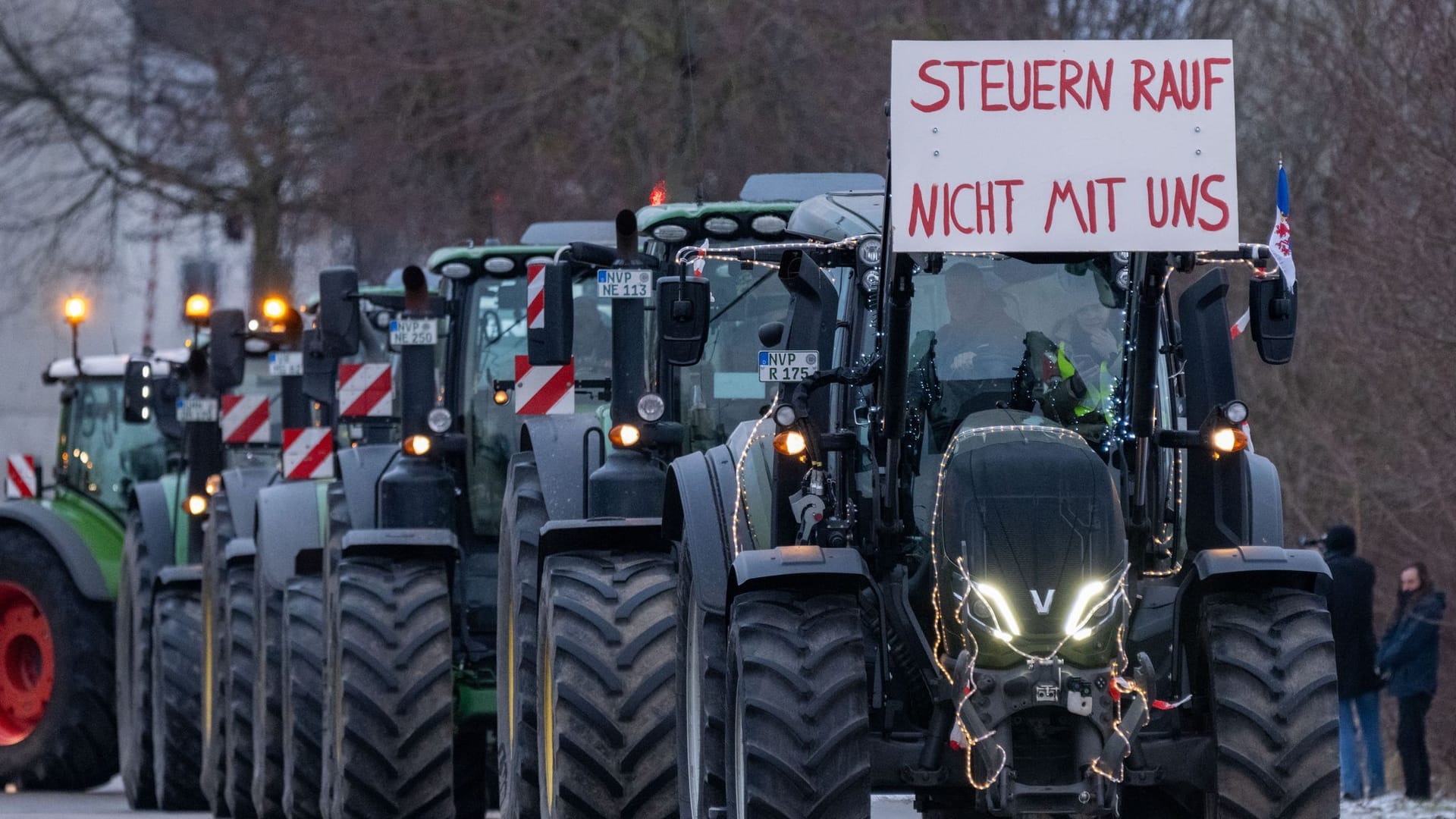 Traktoren blockieren eine Straße: Nach den großflächigen Protesten am Montag setzen die Bauern ihre Aktionen im Norden fort. Traktoren blockieren eine Straße: Nach den großflächigen Protesten am Montag setzen die Bauern ihre Aktionen im Norden fort.