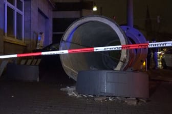 Dortmund: Die umgekippte Litfaßsäule liegt hinter einem Absperrband der Polizei.
