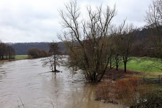 Hochwasser auf der Ruhr in Witten-Herbede: Der Dauerregen hat den Pegel der Ruhr steigen lassen.