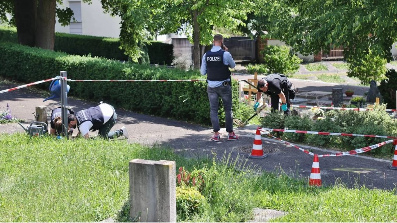 Polizeieinsatz auf dem Friedhof in Altbach: Hier wurde im Zuge des Clan-Kriegs eine Handgranate geworfen
