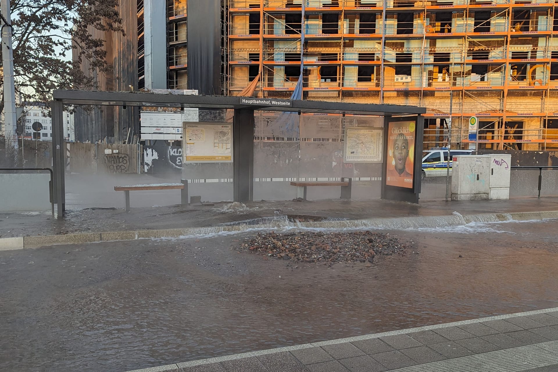 Wasserrohrbruch in Leipzig: Sehr viel Wasser ist auf die Straße geflossen.