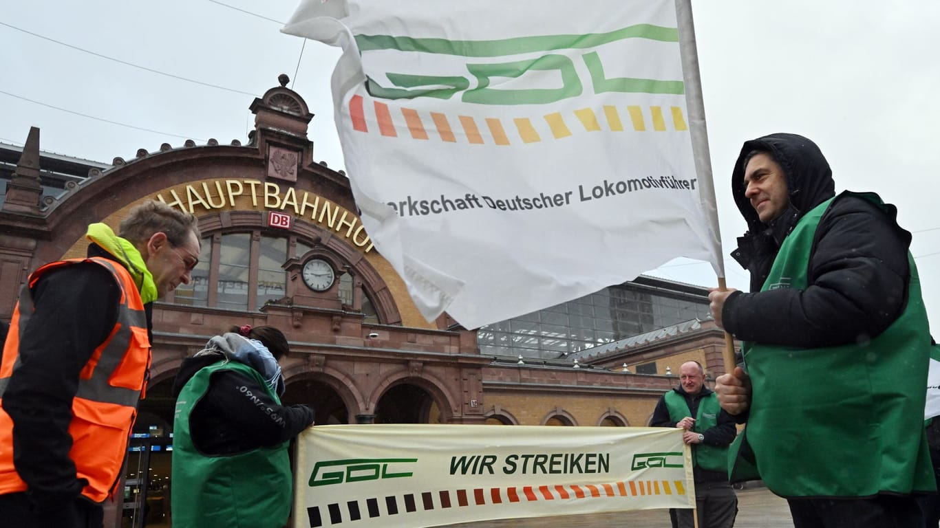 Streikende Gewerkschafter vor dem Erfurter Hauptbahnhof: Es handelt sich um den längsten Streik in der Geschichte der Deutschen Bahn.