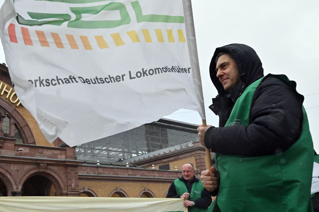 Streikende Gewerkschafter vor dem Erfurter Hauptbahnhof: Es handelt sich um den längsten Streik in der Geschichte der Deutschen Bahn.