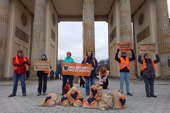 Berlin: Mitglieder der "Letzte Generation" protestieren vor dem Brandenburger Tor. Mit der Aktion nahmen sie auf die derzeitige Hochwasserlage Bezug.