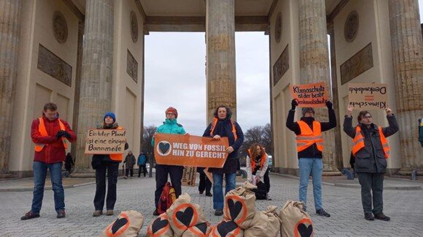 Berlin: Mitglieder der "Letzte Generation" protestieren vor dem Brandenburger Tor. Mit der Aktion nahmen sie auf die derzeitige Hochwasserlage Bezug.
