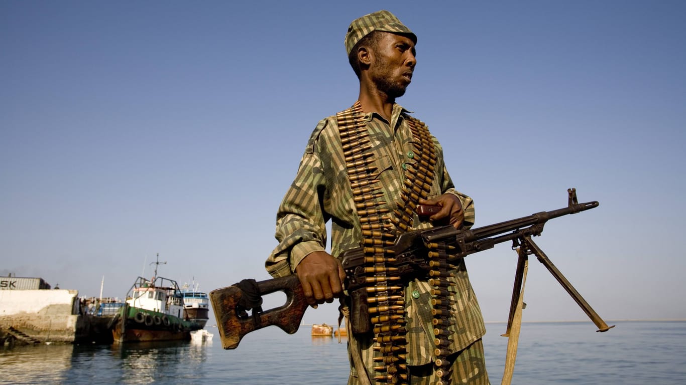 Ein somaliländischer Soldat bewacht der Hafen von Berbera (Archivbild): In einem Abkommen vom Neujahrstag pachtet Äthiopien den wichtigen Zugang zum Roten Meer.