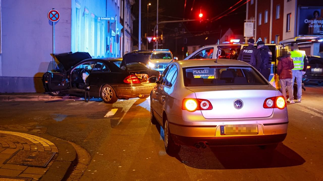 Kuller Straße in Solingen am Mittwochabend: Der Fahrer wurde festgenommen. Kuller Straße in Solingen am Mittwochabend: Der Fahrer wurde festgenommen.