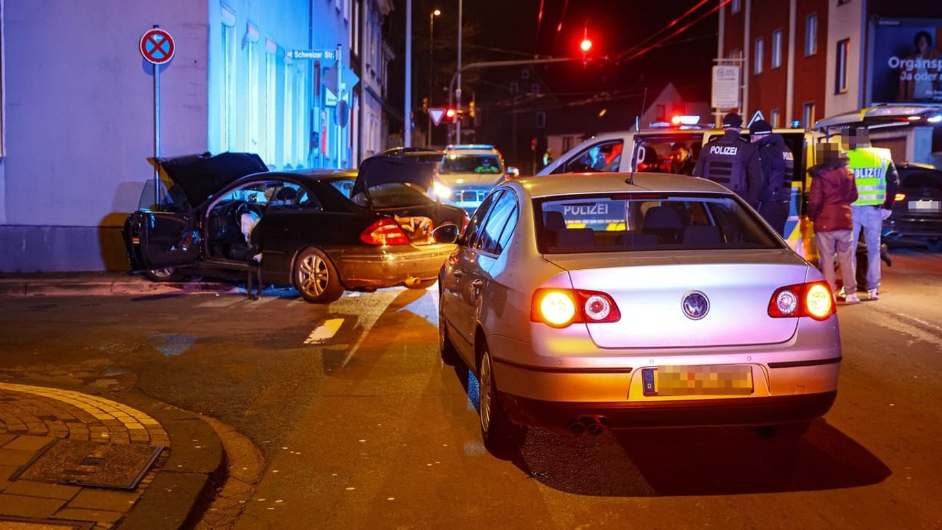 Kuller Straße in Solingen am Mittwochabend: Der Fahrer wurde festgenommen.