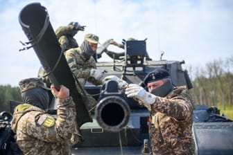 Ukrainische Soldaten an einem Kampfpanzer vom Typ Leopard 1 A5 (Archivbild). Europa wird seine Militärhilfe verdoppeln müssen, sagt eine Studie voraus.