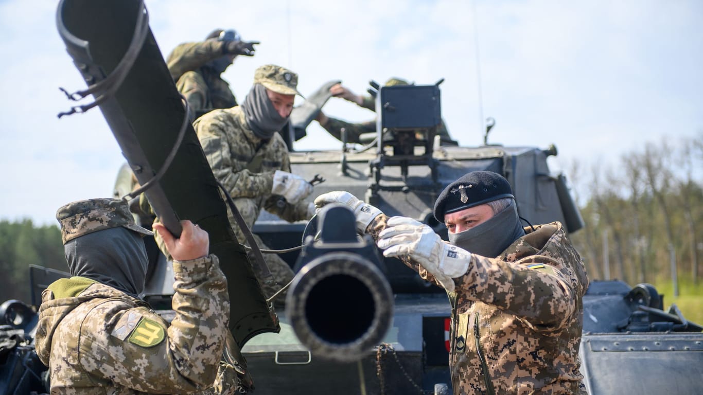 Ukrainische Soldaten an einem Kampfpanzer vom Typ Leopard 1 A5 (Archivbild). Europa wird seine Militärhilfe verdoppeln müssen, sagt eine Studie voraus.