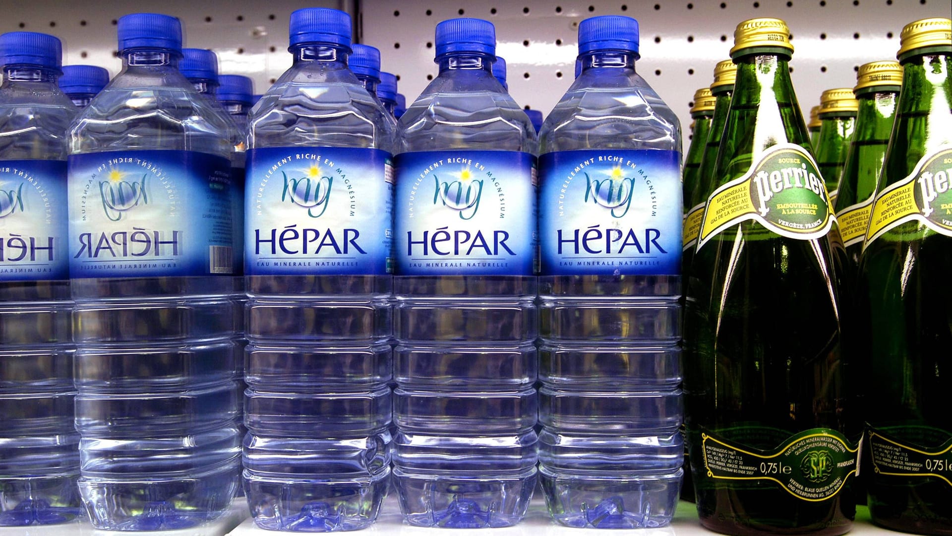 Wassersorten Hépar und Perrier in einem Regal des Kaufhauses Galeries Lafayette in Berlin: Nestlé hat lange Zeit dieses Wasser gefiltert.