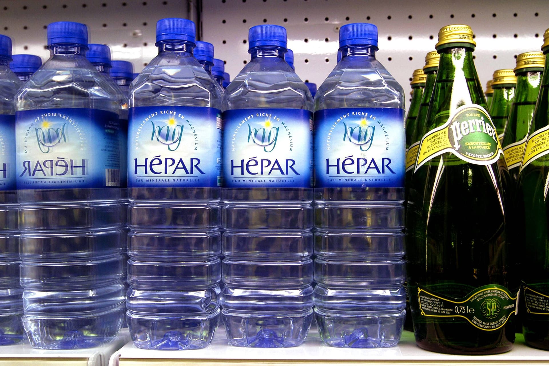 Wassersorten Hépar und Perrier in einem Regal des Kaufhauses Galeries Lafayette in Berlin: Nestlé hat lange Zeit dieses Wasser gefiltert.