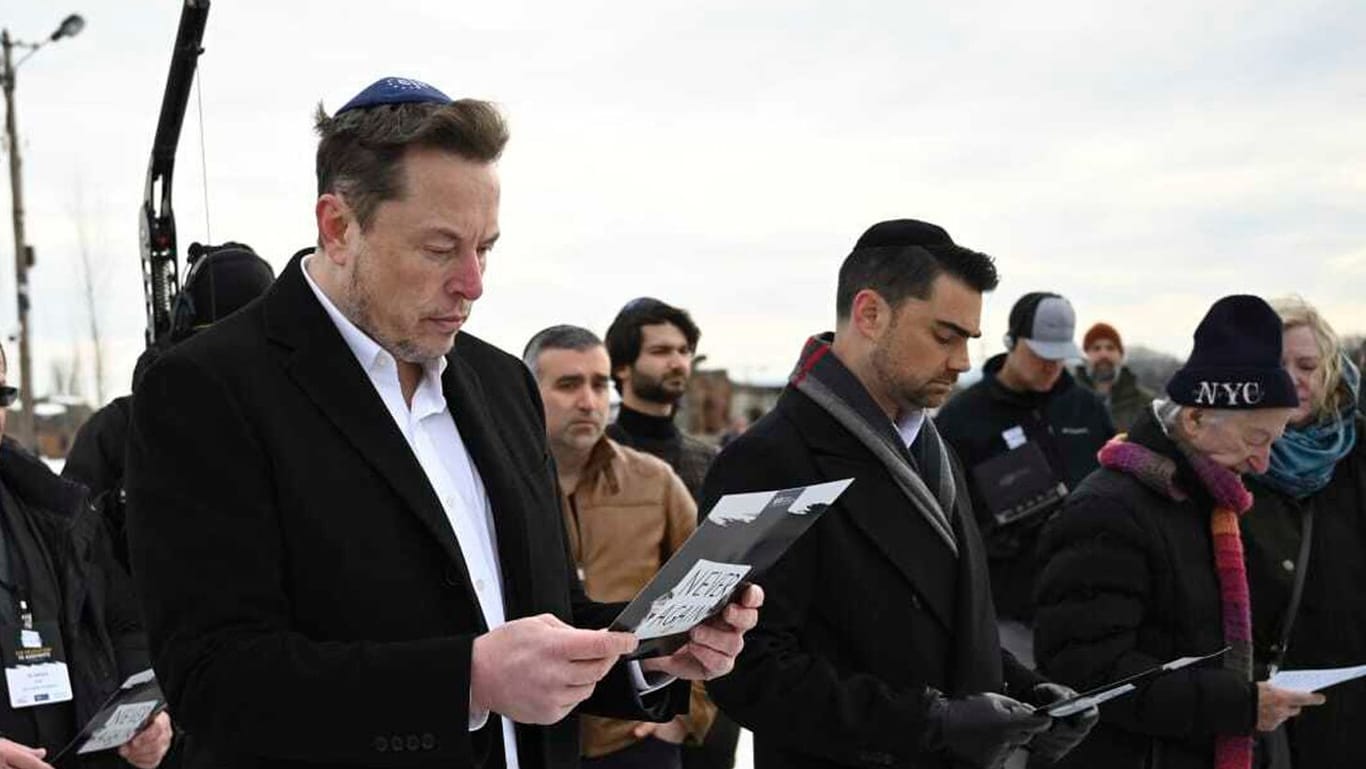 Tesla-Chef Elon Musk in ehemaligen Konzentrationslager Auschwitz-Birkenau: Musk war in Kritik geraten, weil er sich einer antisemitischen Verschwörungstheorie angeschlossen hatte.
