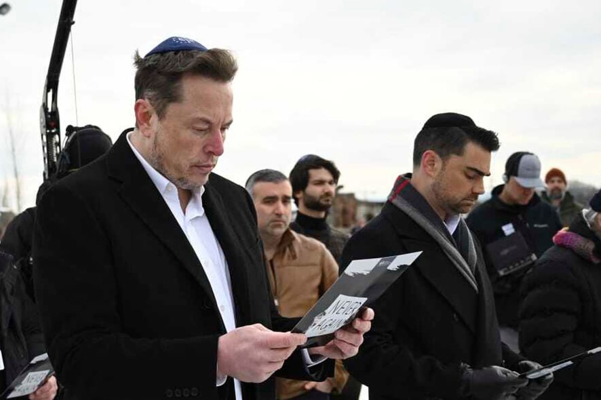 Tesla-Chef Elon Musk in ehemaligen Konzentrationslager Auschwitz-Birkenau: Musk war in Kritik geraten, weil er sich einer antisemitischen Verschwörungstheorie angeschlossen hatte.