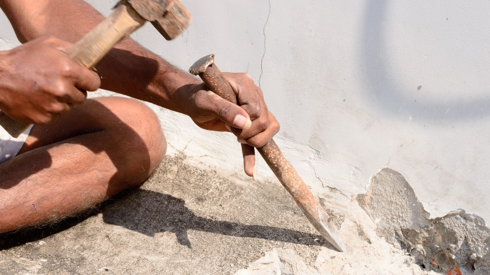 Hammer und Meißel (Symbolbild): Ein Mann tötete mit ähnlichen Utensilien seine Frau.