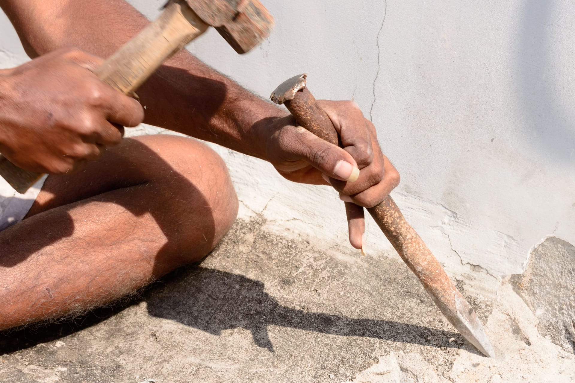 Hammer und Meißel (Symbolbild): Ein Mann tötete mit ähnlichen Utensilien seine Frau.