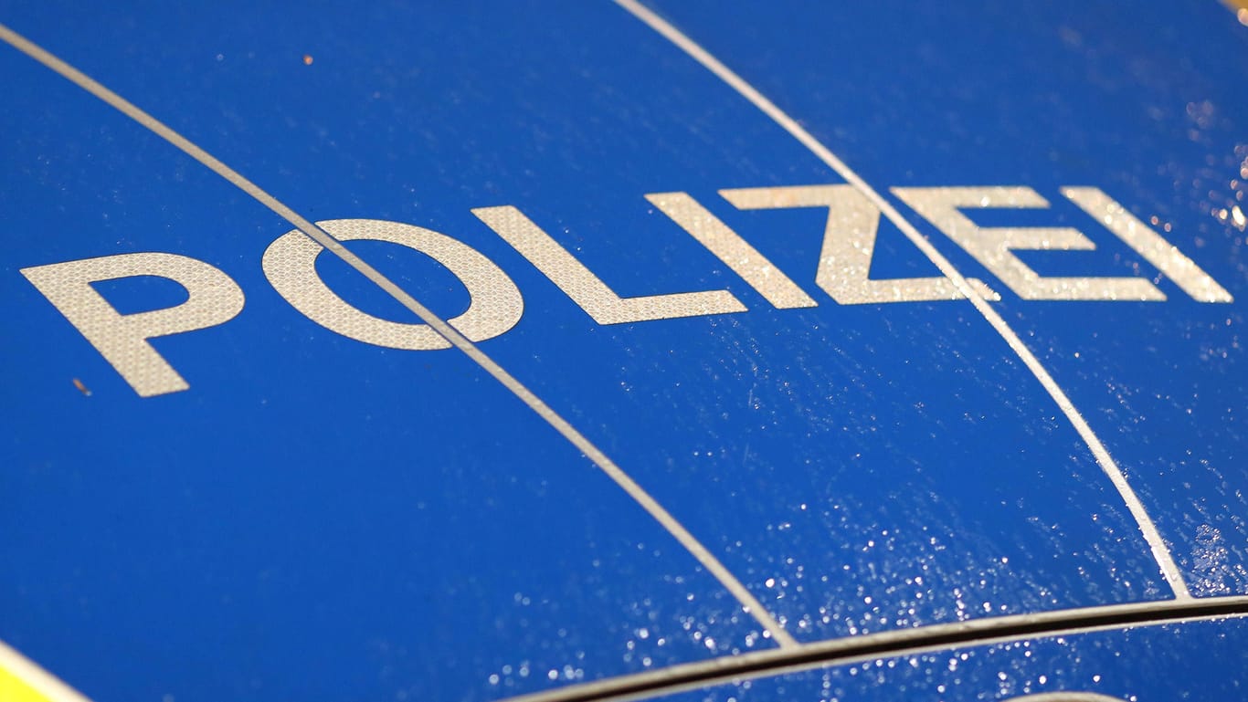 Schriftzug "Polizei" in Nahaufnahme (Symbolbild): Die 81-jährige Sylterin wurde wohlbehalten angetroffen.