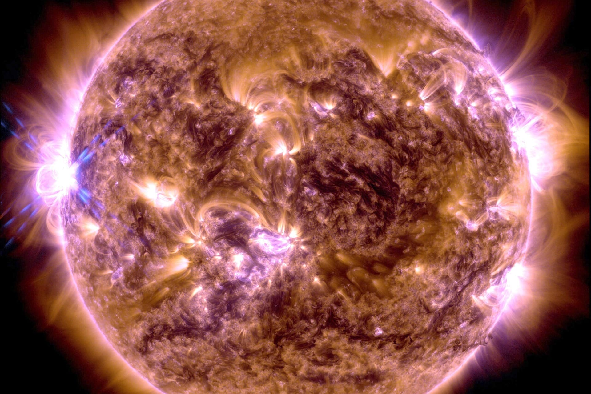 Die Sonne während der Eruption am Silvesterabend: Die Strahlen in Gelb, Orange und Violett kennzeichnen den Ausbruch.