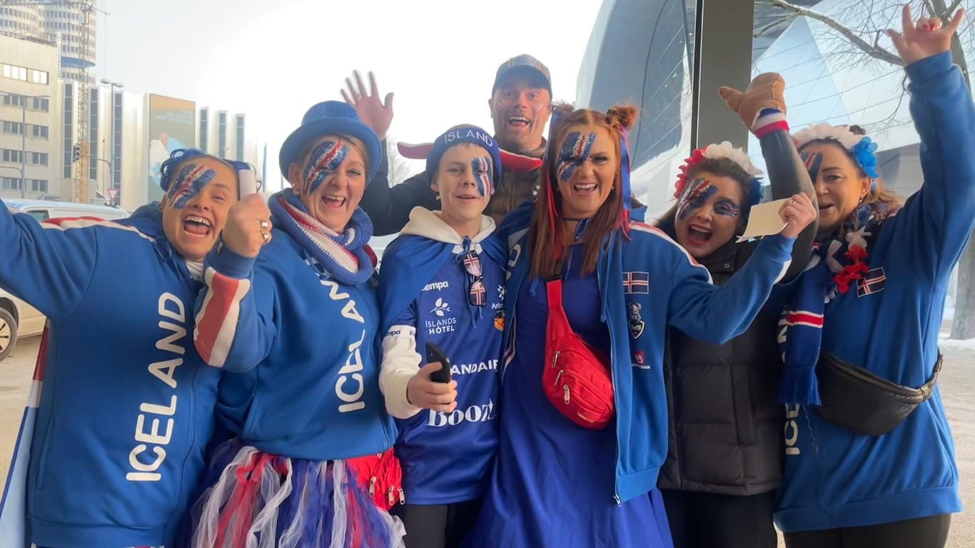 Isländische Fans vor dem Auftaktspiel gegen Serbien: Die Stimmung ist ausgelassen. In ihrer Mitte: der kleine Bruder von Handball-Star Bjarki Már Elísson (3.v.l.).