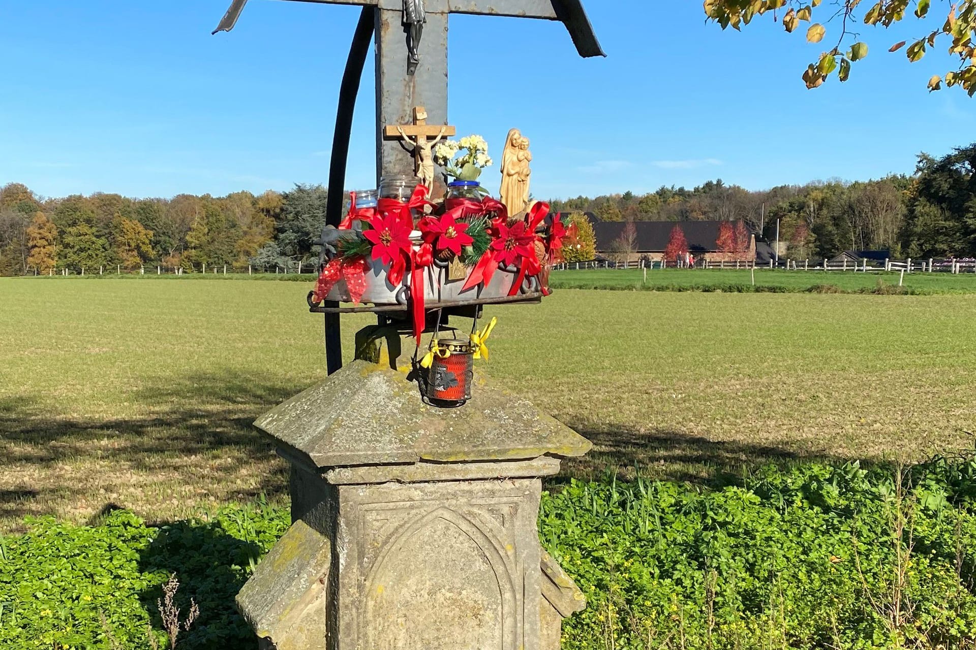 Das Wegkreuz in Langenfeld (Archivbild): Täter haben die Jesus-Figur vom Kreuz abgetrennt und mitgenommen.