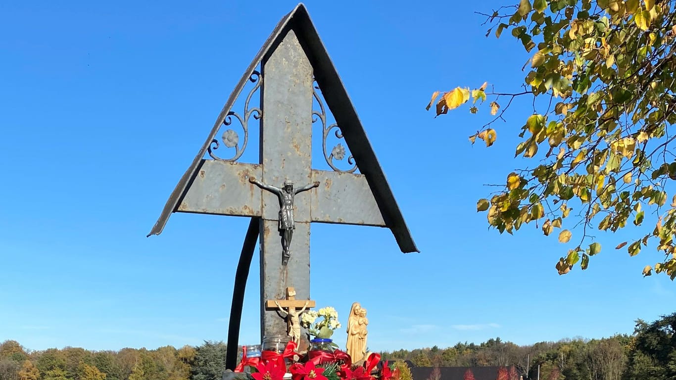 Das Wegkreuz in Langenfeld (Archivbild): Täter haben die Jesus-Figur vom Kreuz abgetrennt und mitgenommen.