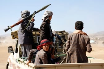 Huthi-Kämpfer sitzen auf der Ladefläche eines Fahrzeugs in Sanaa (Archivbild): Die Rebellen haben nach eigenen Angaben einen Öltanker in Brand gesetzt.