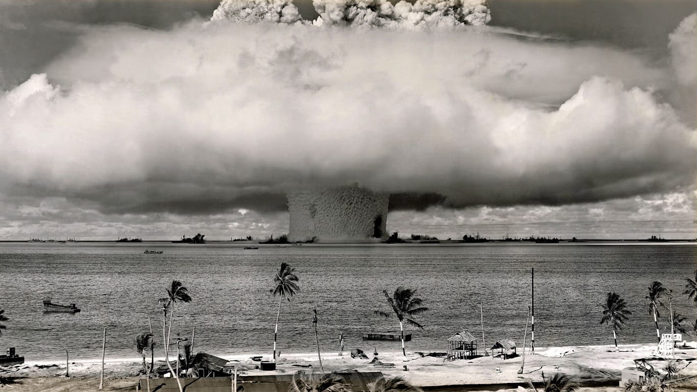 Atombombentest während der Operation Crossroads: Das frühere deutsche Kriegsschiff "Prinz Eugen überstand die Detonation.