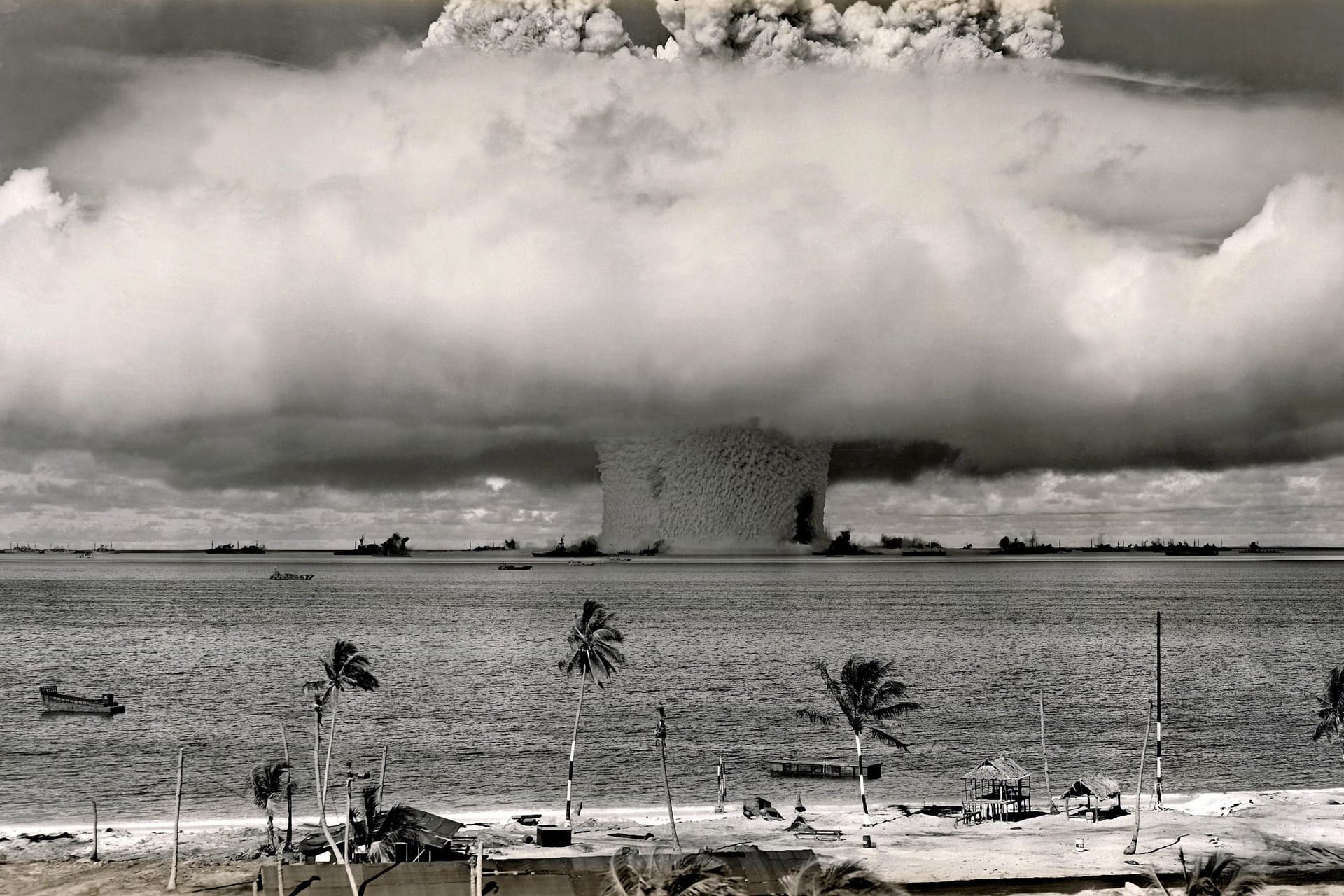 Atombombentest während der Operation Crossroads: Das frühere deutsche Kriegsschiff "Prinz Eugen überstand die Detonation.