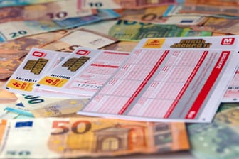 Eurojackpot-Schein auf Geldscheinen (Symbolfoto): Die Chancen auf einen Gewinn sind gering.