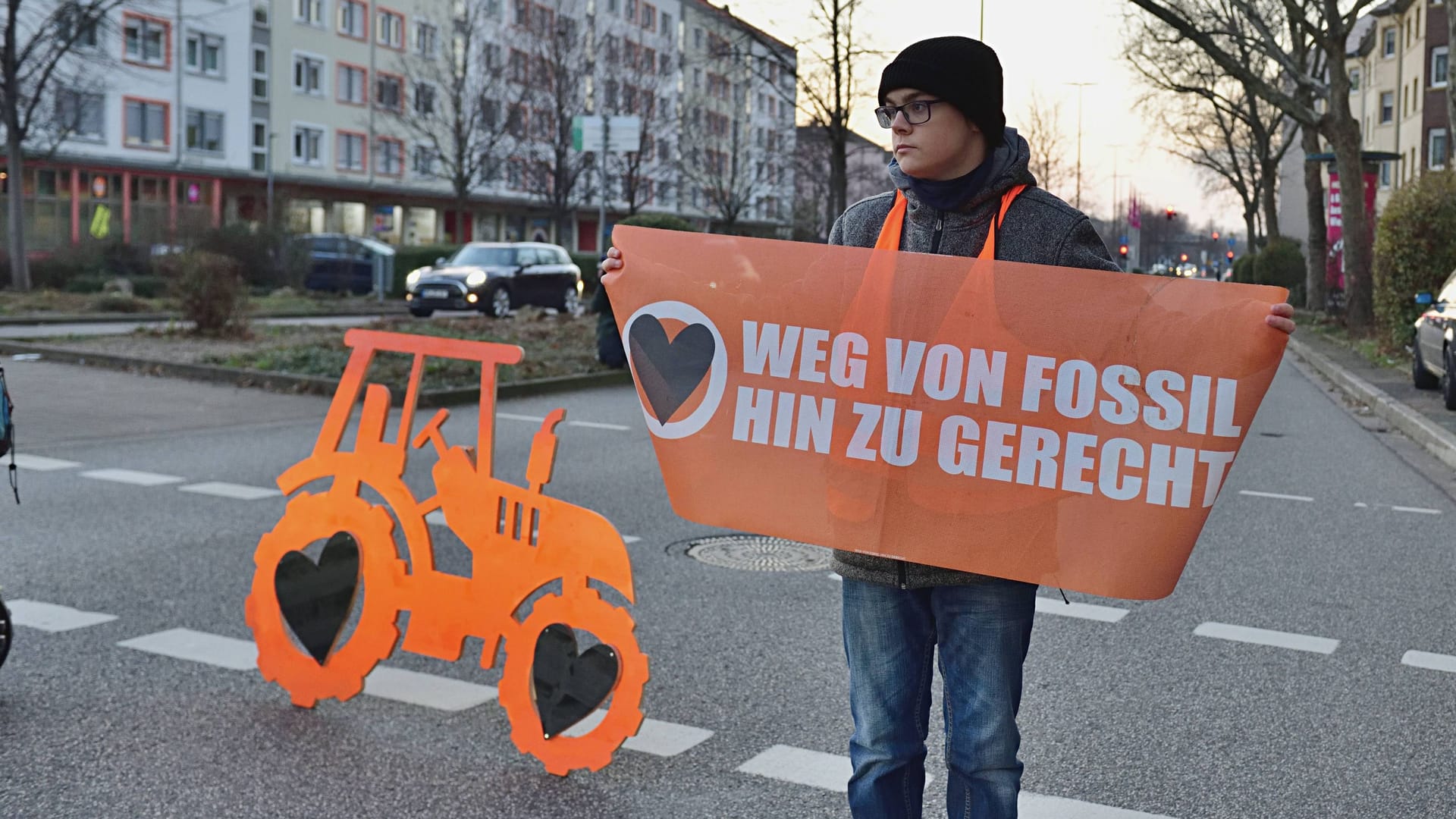 Die "Letzte Generation" blockiert mit einem Papptraktor eine Straße: Die Bauern wählen ein ähnliches Protestmittel.