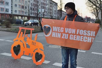 Die "Letzte Generation" blockiert mit einem Papptraktor eine Straße: Die Bauern wählen ein ähnliches Protestmittel.