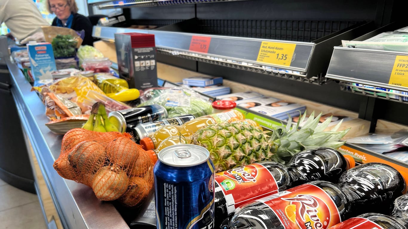 Supermarktkasse (Symbolbild): Besonders Lebensmittelpreise sind im vergangenen Jahr gestiegen.