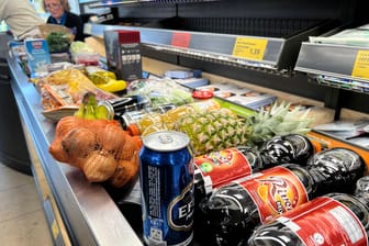 Supermarktkasse (Symbolbild): Besonders Lebensmittelpreise sind im vergangenen Jahr gestiegen.