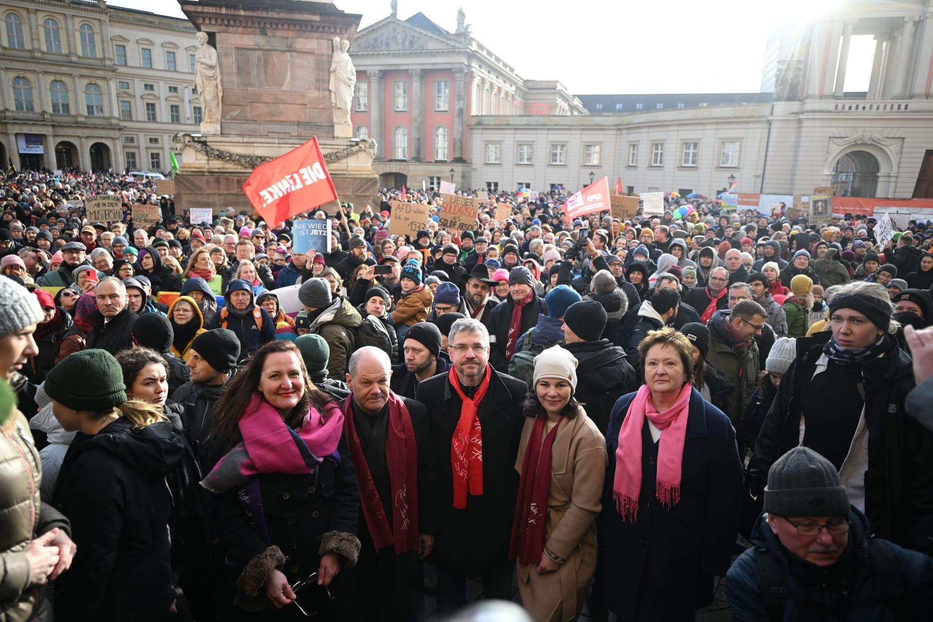 Brandenburg, Potsdam: Manja Schüle (SPD, l-r), Ministerin für Wissenschaft, Bundeskanzler Olaf Scholz (SPD), Mike Schubert (SPD), Oberbürgermeister von Potsdam, Annalena Baerbock (Bündnis 90/Die Grünen), Außenministerin, und die Fahrländer Ortsvorsteherin Carmen Klockow (Bürgerbündnis) stehen während der Demonstrationen «Potsdam wehrt sich» auf dem Alten Markt.